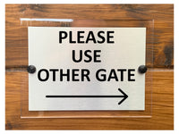 M040 Please Use Other Gate Arrow Right Modern Acrylic Aluminium Sign Plaque