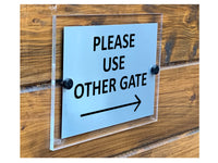 M040 Please Use Other Gate Arrow Right Modern Acrylic Aluminium Sign Plaque